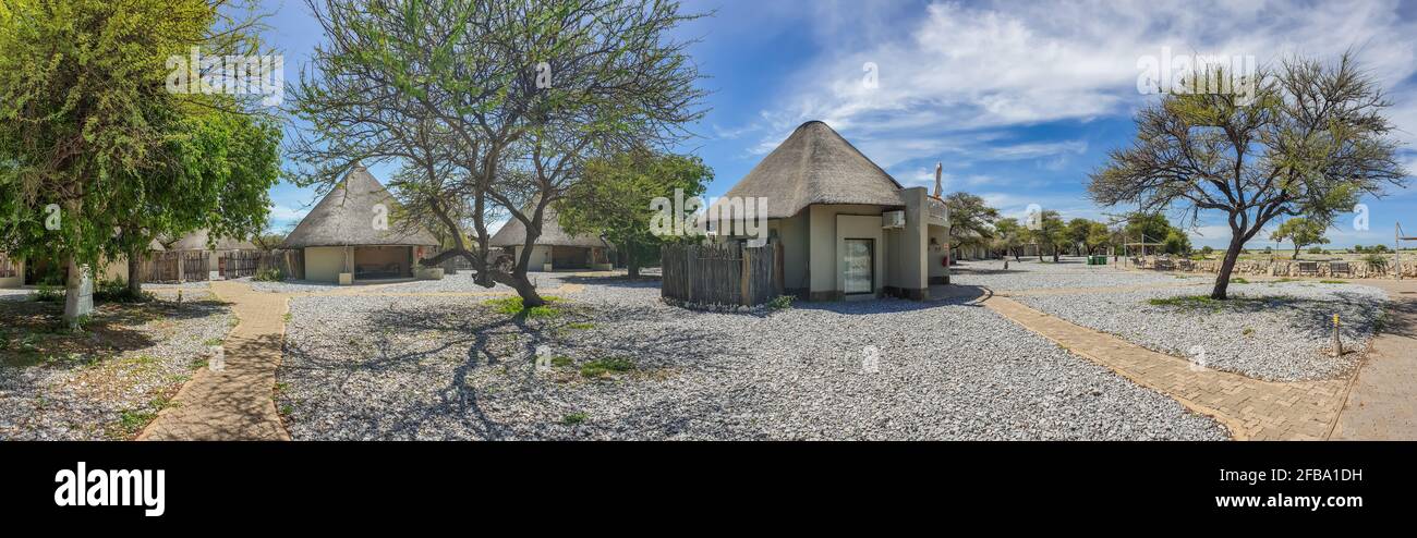 OKAUKUEJO, NAMIBIE - 14 JANVIER 2020 : Okaukuejo station avec toit de chaume et piscine dans le parc national d'Etosha, panorama Banque D'Images