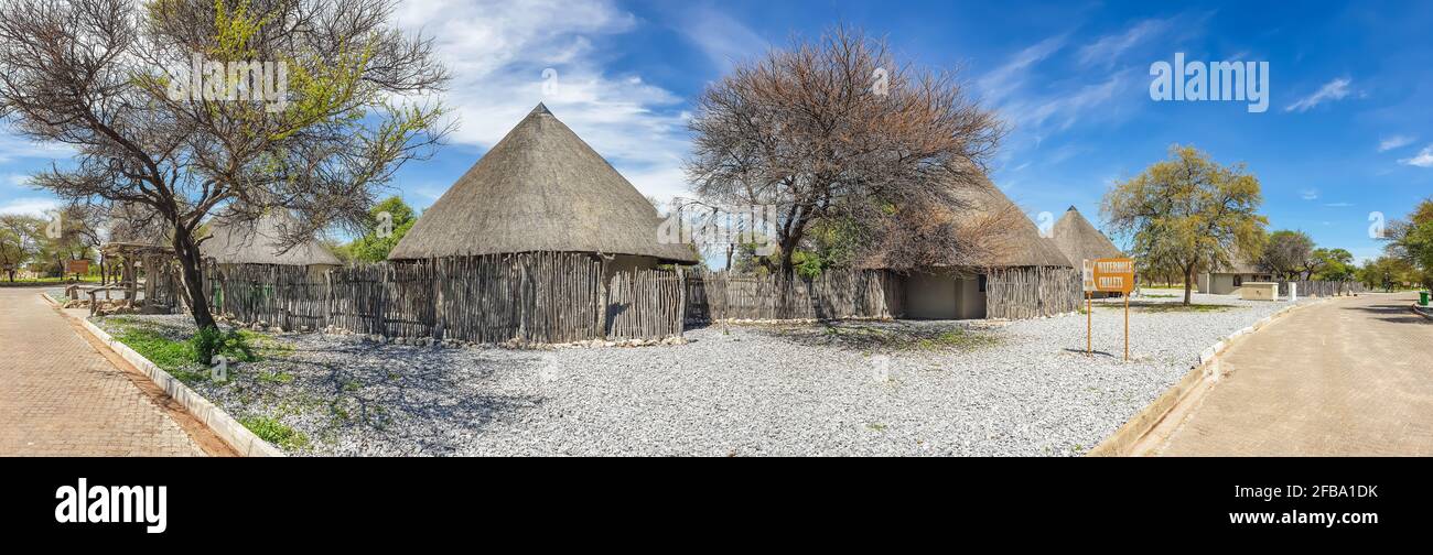 OKAUKUEJO, NAMIBIE - 14 JANVIER 2020 : Okaukuejo station avec toit de chaume et piscine dans le parc national d'Etosha, panorama Banque D'Images