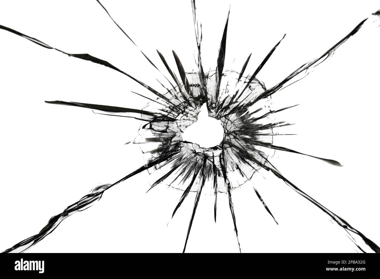 L'effet des fissures sur le verre brisé d'un coup d'arme. Un trou dans le verre de la balle. Banque D'Images