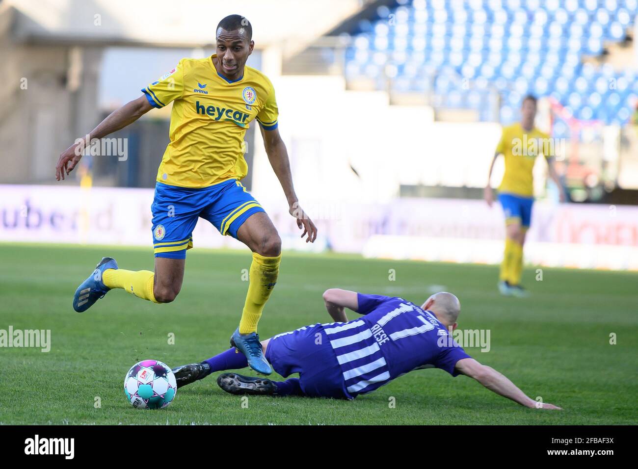 Brunswick, Allemagne. 23 avril 2021. Football : 2. Bundesliga, Eintracht Braunschweig - Erzgebirge Aue, Matchday 31 à Eintracht-Stadion. Yassin Ben Balla de Braunschweig (l) joue contre Philipp Riese d'Aue. Credit: Swen Pförtner/dpa - NOTE IMPORTANTE: Conformément aux règlements de la DFL Deutsche Fußball Liga et/ou de la DFB Deutscher Fußball-Bund, il est interdit d'utiliser ou d'avoir utilisé des photos prises dans le stade et/ou du match sous forme de séquences et/ou de séries de photos de type vidéo./dpa/Alay Live News Banque D'Images