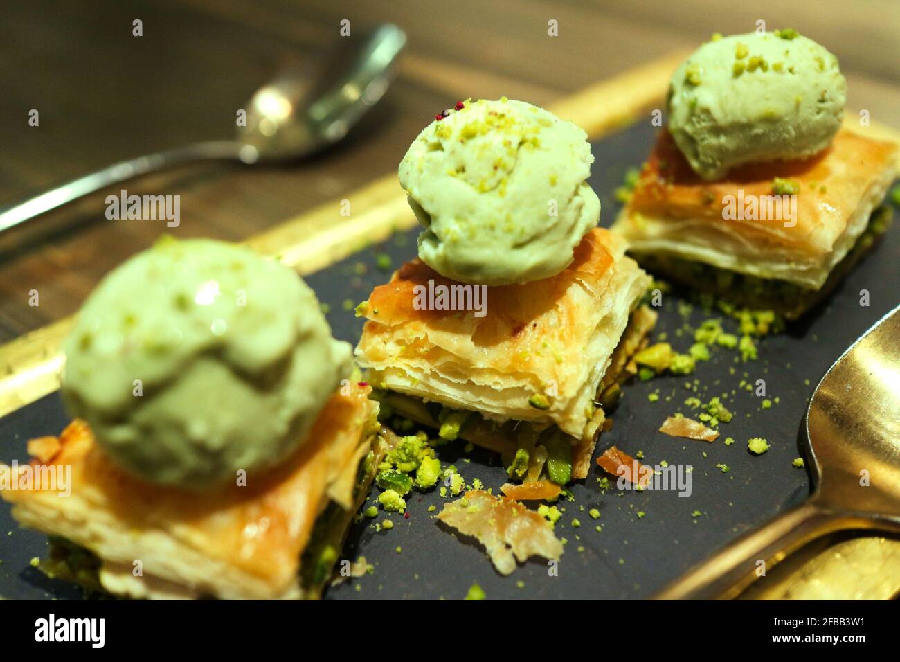 Carrés de baklava croustillants recouverts de glace à la pistache verte Banque D'Images