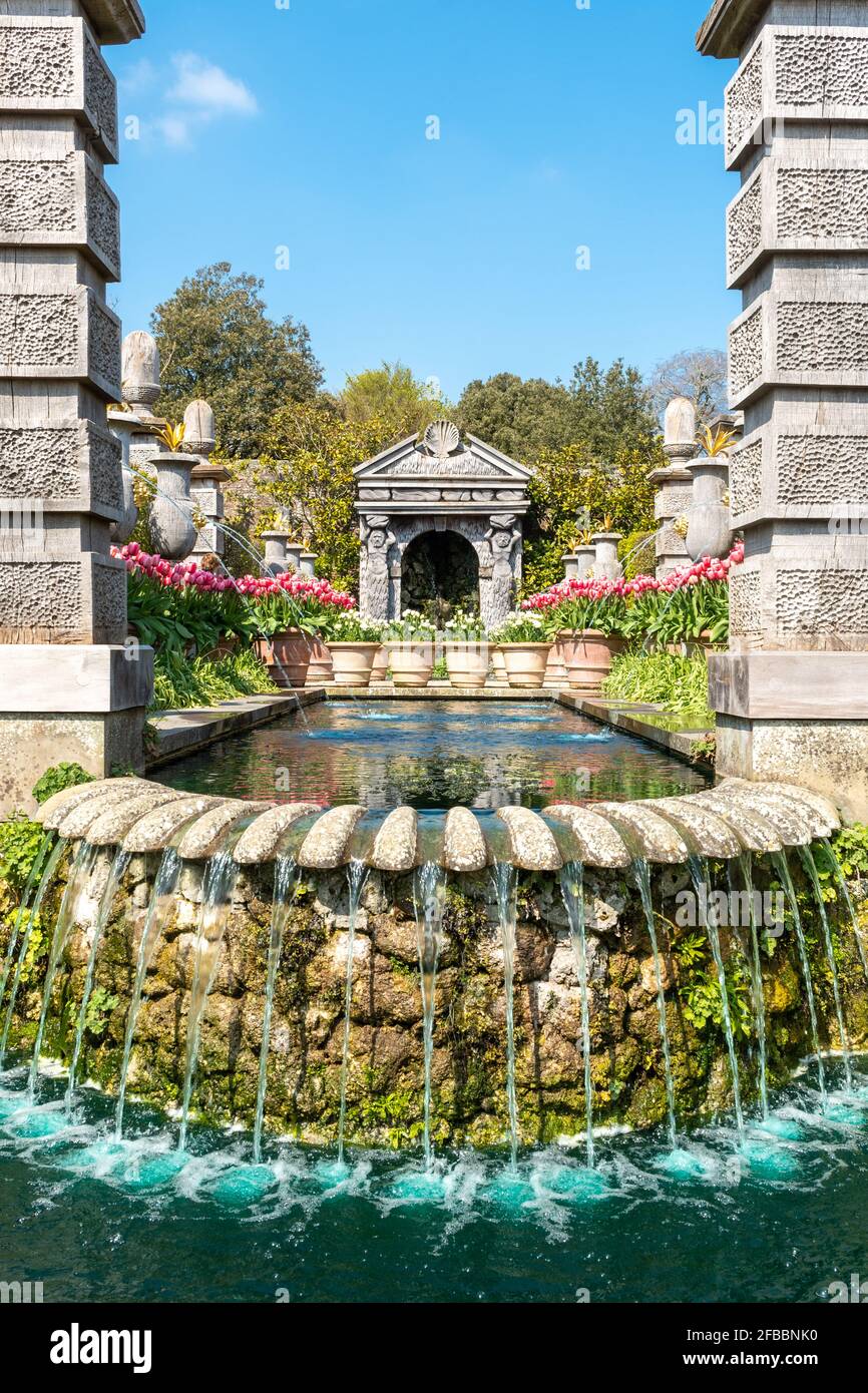 Arundel Castle Gardens à Spring, West Sussex, Angleterre, Royaume-Uni, avec une chute d'eau et une fontaine Banque D'Images