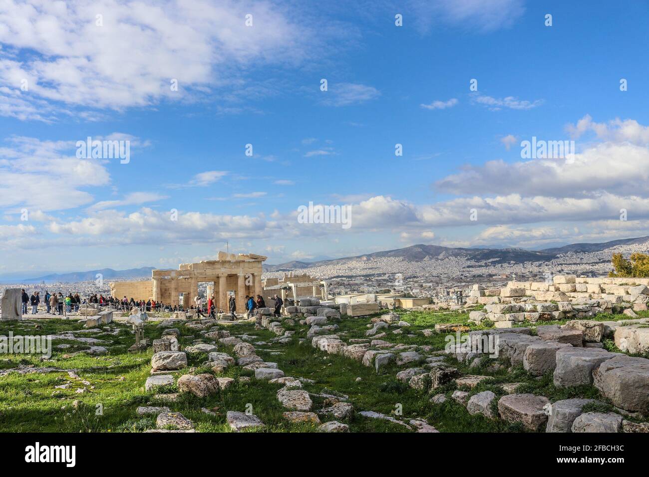 01-03 2018 Athènes Grèce - vue de la ville d'Accropolis s'étendant jusqu'aux montagnes et jusqu'à la mer avec des touristes parmi les piliers cassés an Banque D'Images