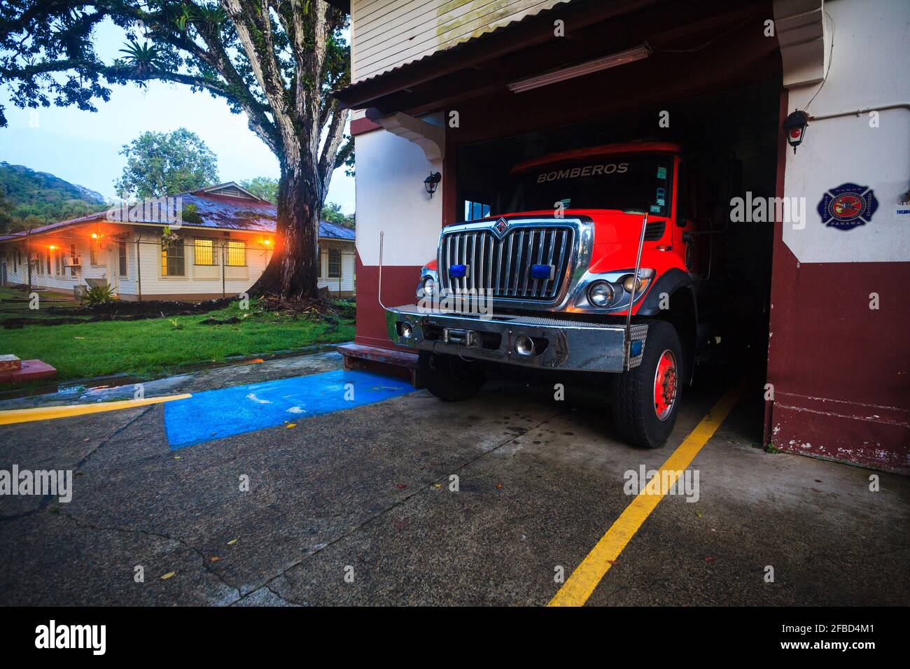 Soirée à la caserne de pompiers de la ville de Gamboa, province de Colon, République du Panama, Amérique centrale. Banque D'Images