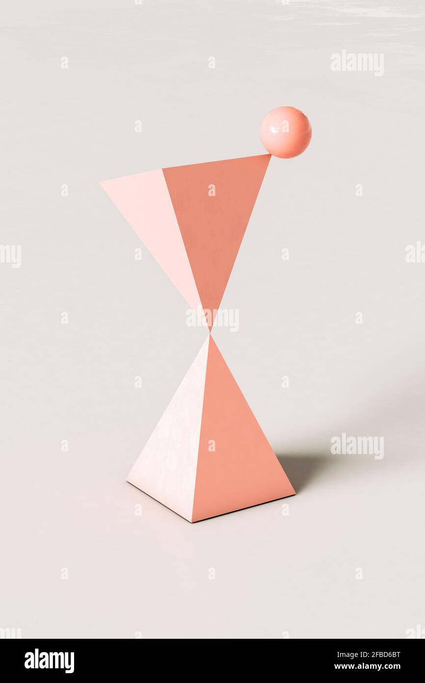 Pyramides abstraites roses avec un équilibre de sphère sur le dessus arrière-plan de couleur crème Banque D'Images