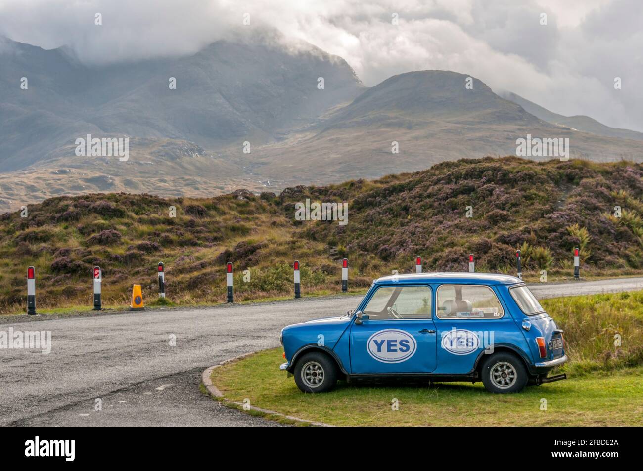 Une mini voiture sur l'île de Skye faisant la promotion d'un Oui, lors du référendum sur l'indépendance en Écosse de 2014 Banque D'Images