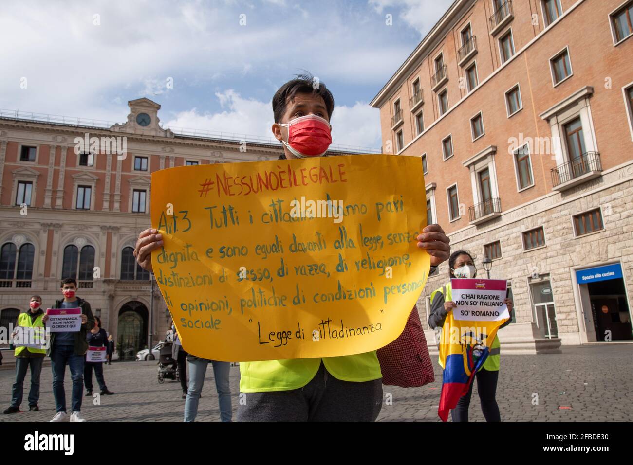 Rome, Italie. 21 avril 2021. FLASHMOB organisé par les associations 'Liberare Roma' et 'Neri italiani Black Italiens' sur la Piazza San Silvestro à Rome (photo de Matteo Nardone/Pacific Press/Sipa USA) Credit: SIPA USA/Alay Live News Banque D'Images