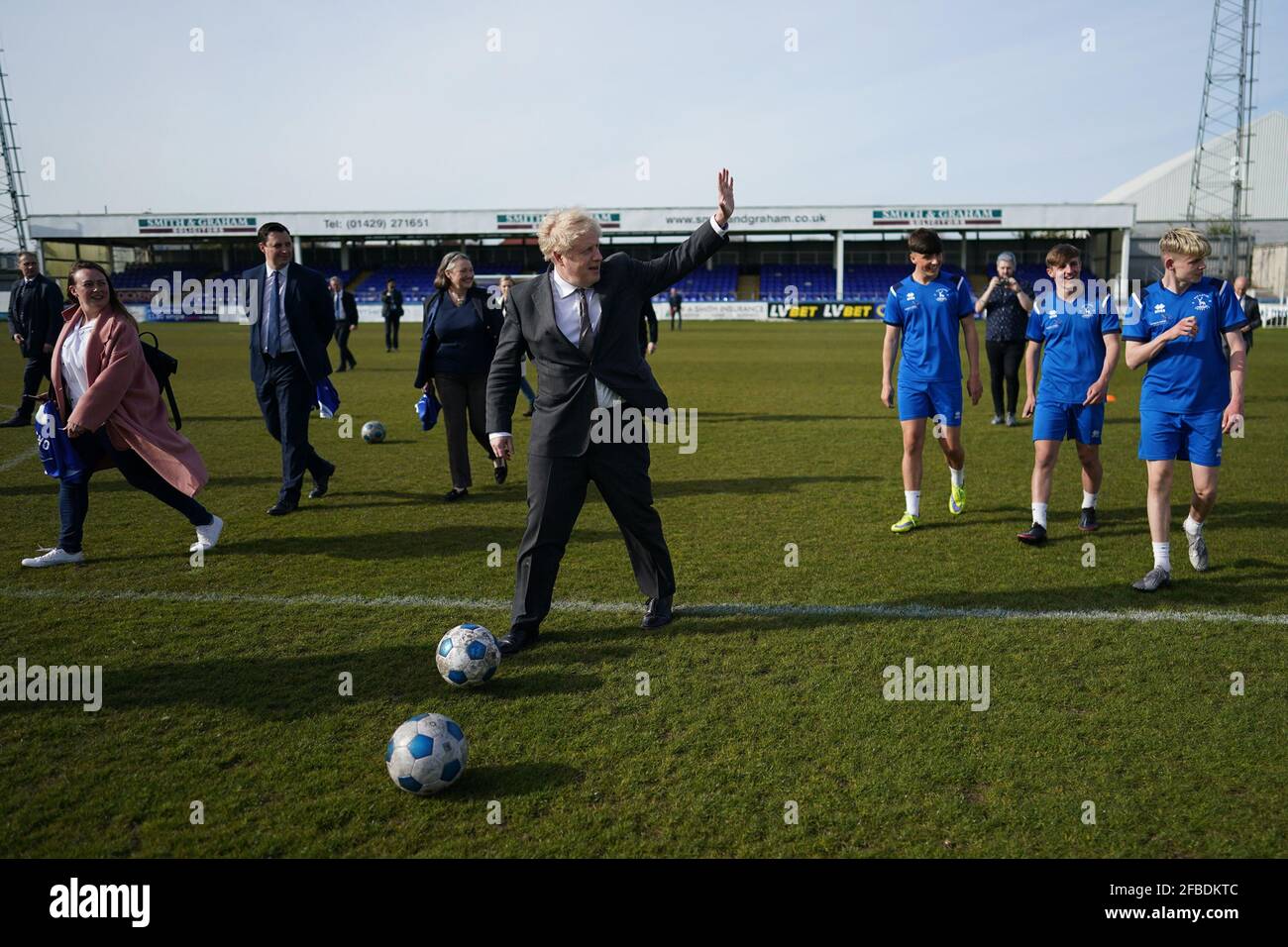 Le Premier ministre Boris Johnson donne un coup de pied au football lors d'une visite au club de football de Hartlepool, à Hartlepool, avant l'élection partielle de mai 6. Date de la photo: Vendredi 23 avril 2021. Banque D'Images