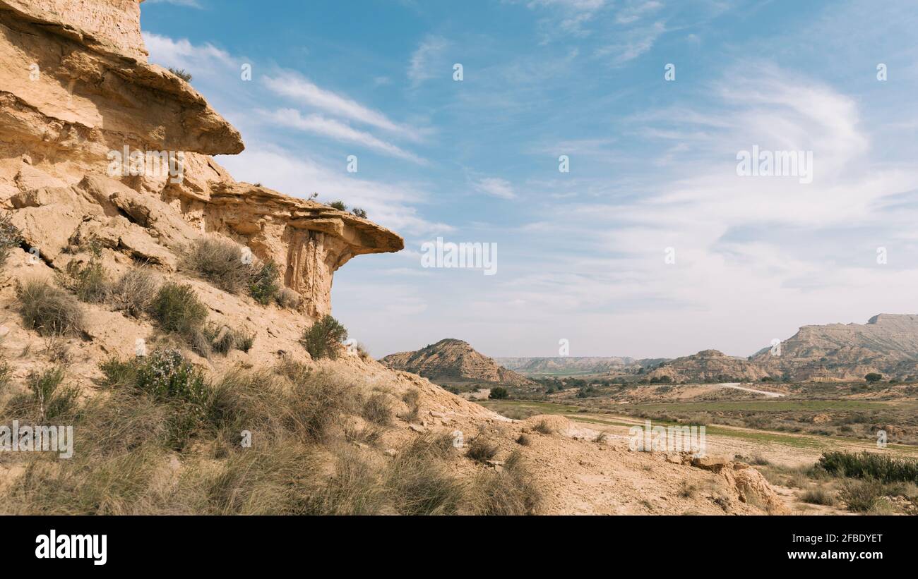 Formation de roche de grès dans le désert de Monegros avec des collines en arrière-plan Banque D'Images