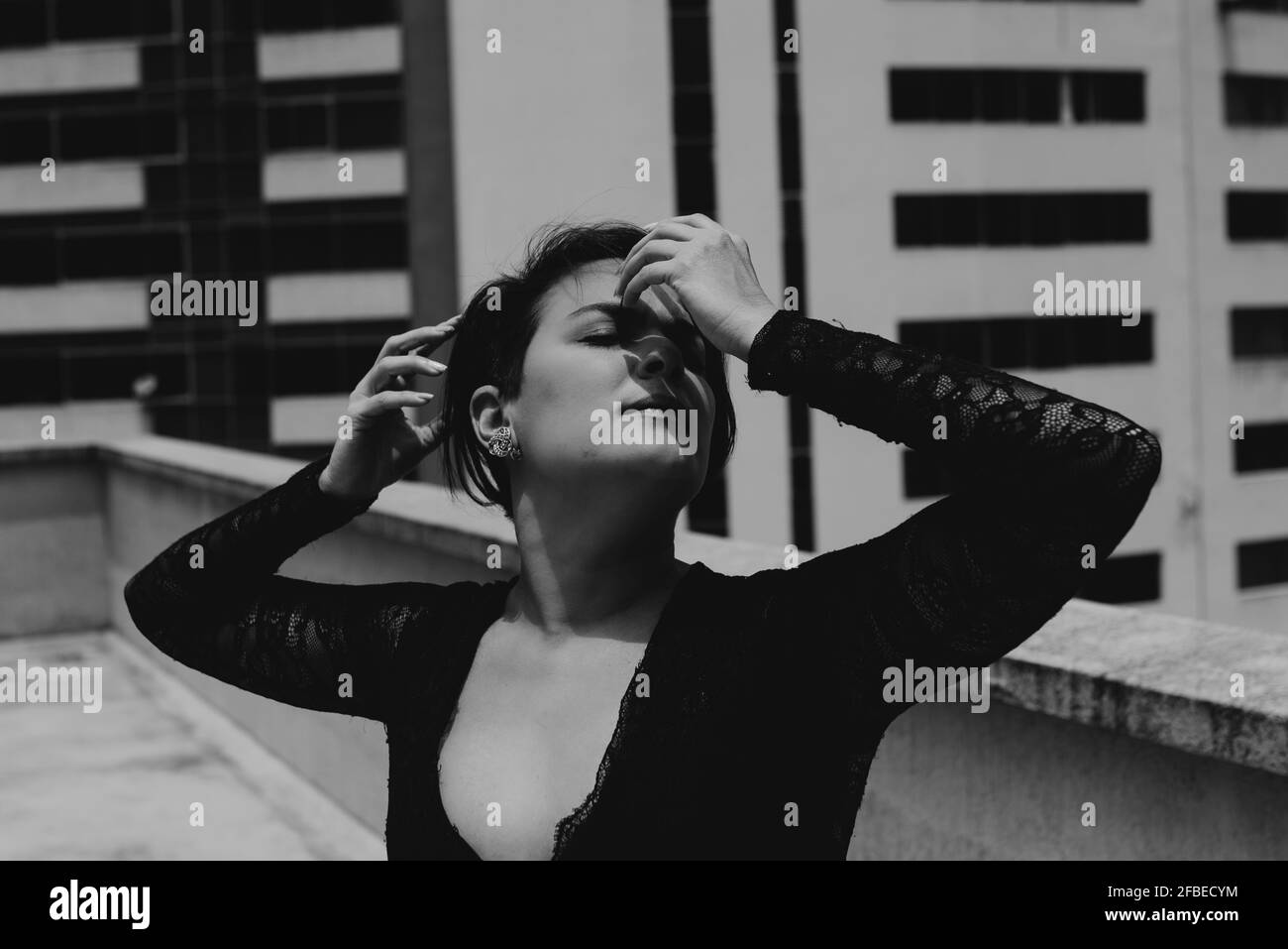 Danseuse pratiquant la danse flamenco en conservant le mur sur la terrasse Banque D'Images