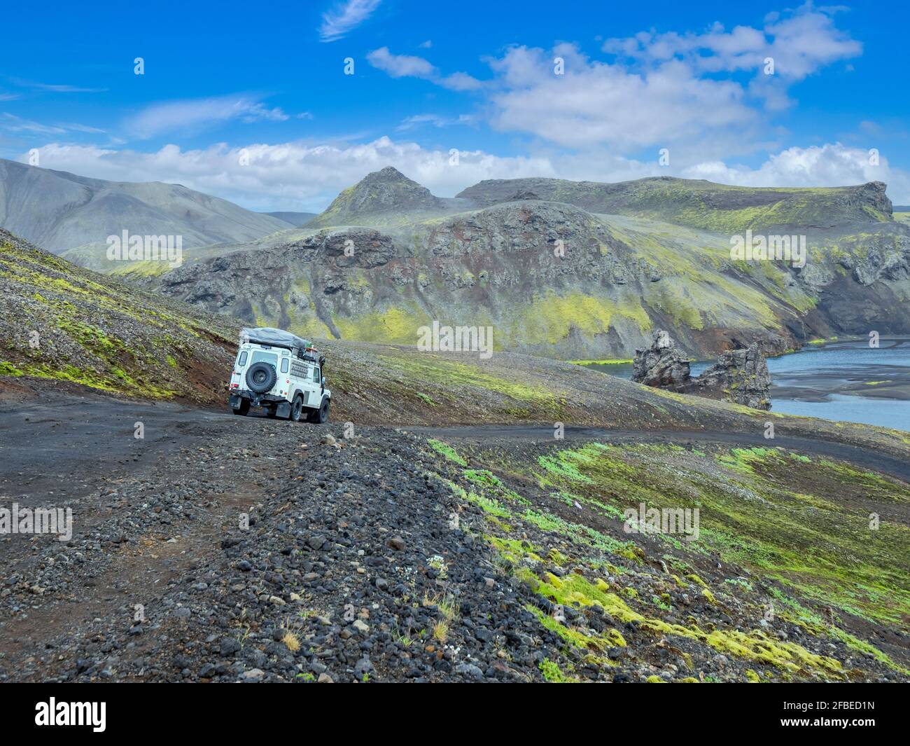 Véhicule tout-terrain se déplaçant sur une route de montagne à la réserve naturelle de Fjallabak Banque D'Images