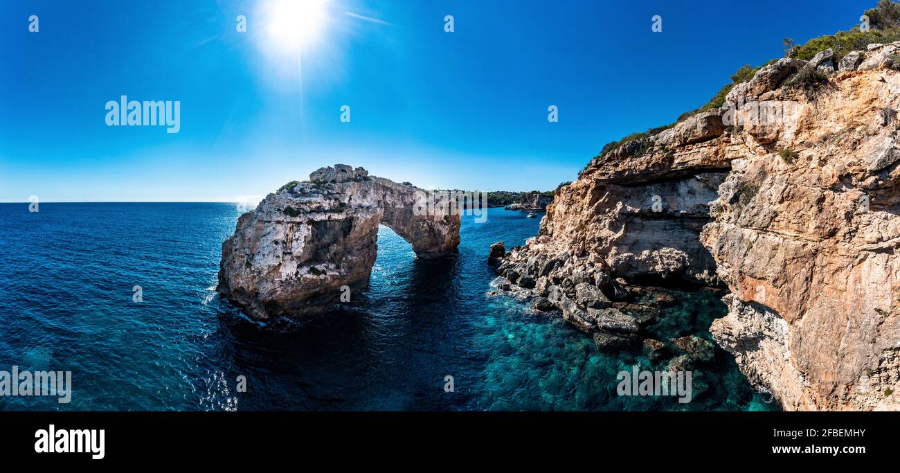 Espagne, Iles Baléares, Cala Santanyi, vue aérienne de la porte rocheuse es Pontas sur la côte pf Mallorca Banque D'Images