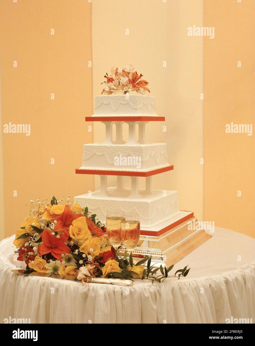 Gâteau de mariage à 3 niveaux avec fleurs et champagne, Surrey, Angleterre, Royaume-Uni Banque D'Images