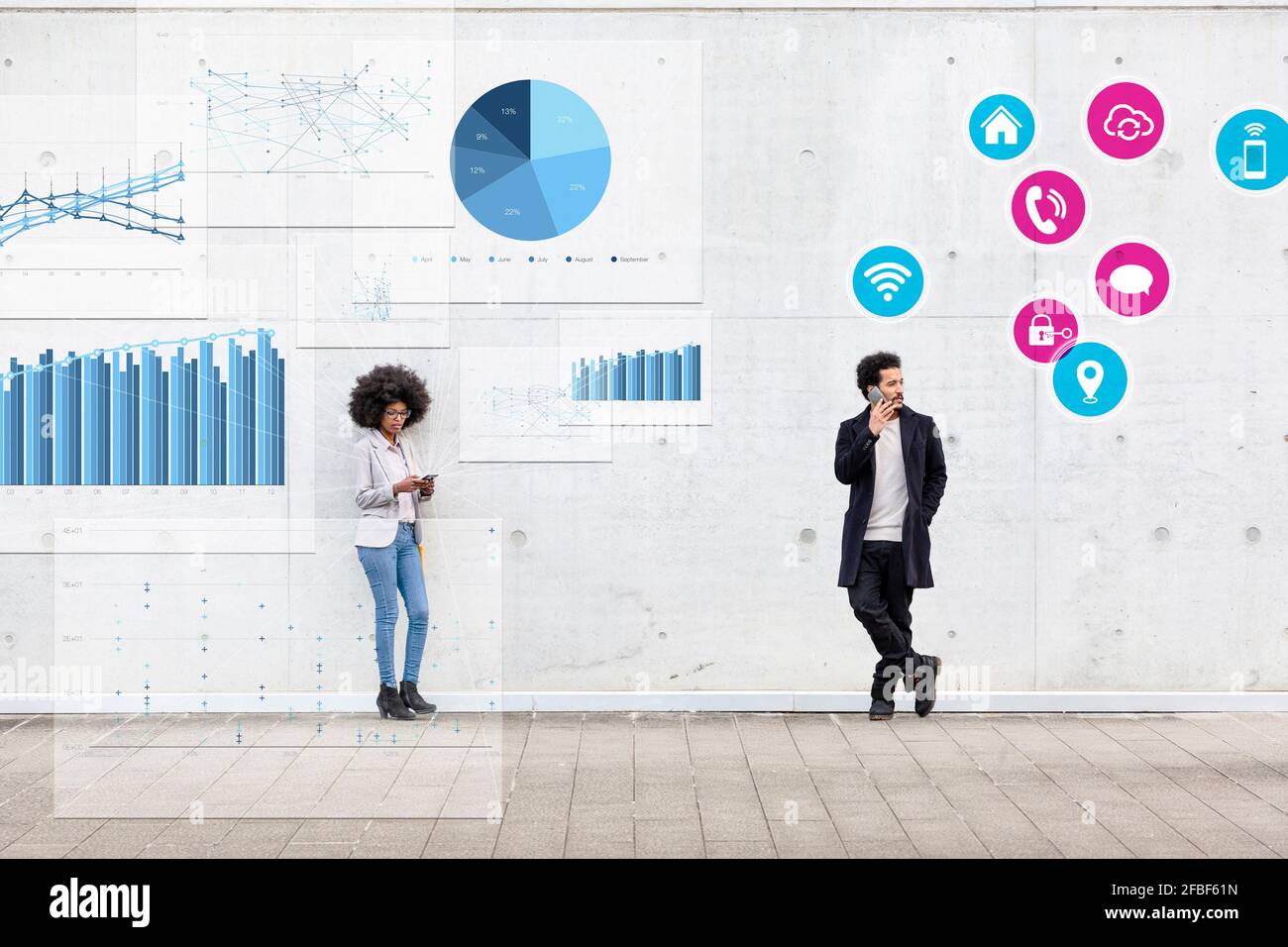 Femme d'affaires et homme avec téléphone portable debout par graphique, diagramme et icône sur le sentier Banque D'Images