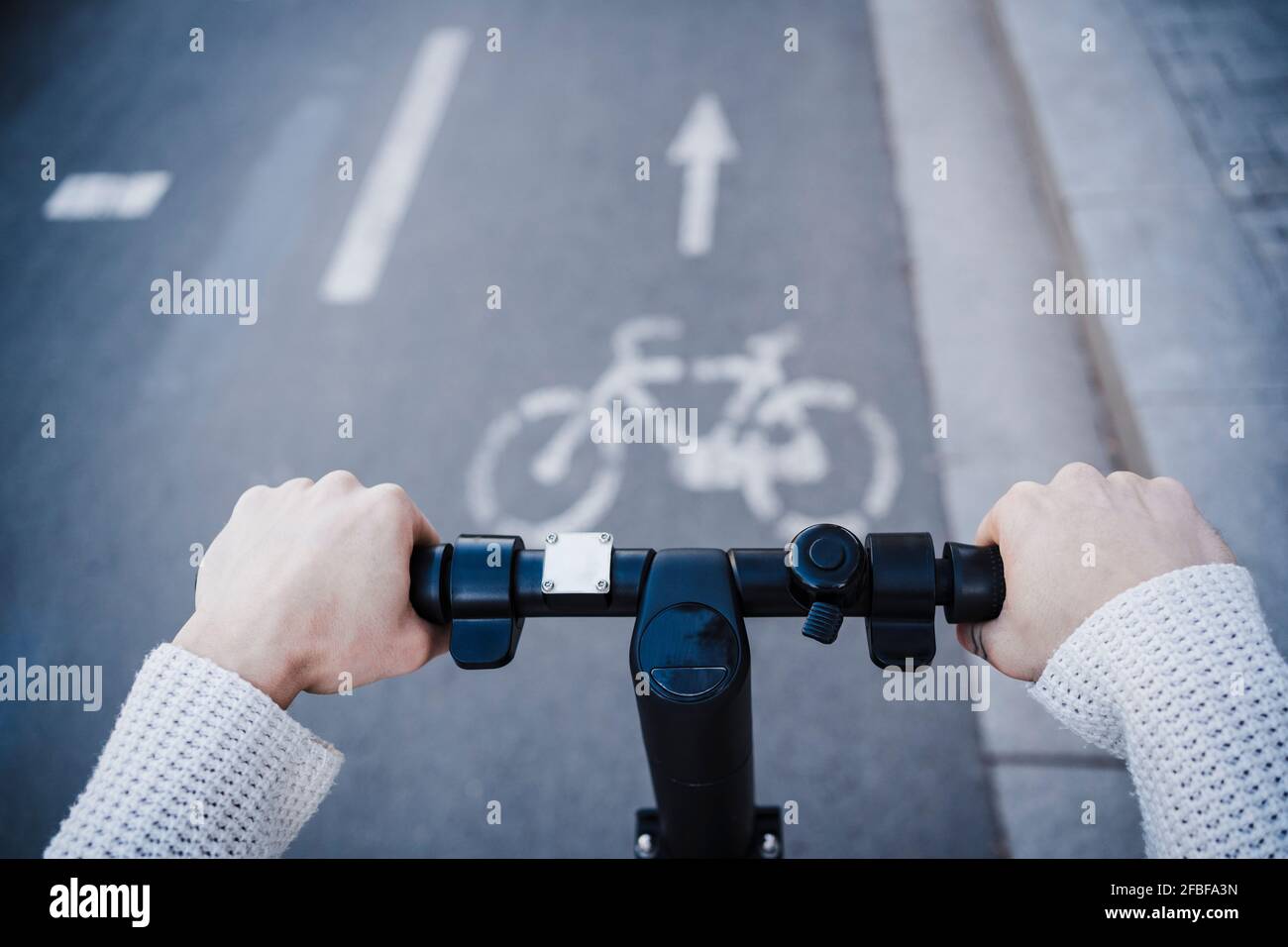 Homme sur la route, scooter électrique Banque D'Images