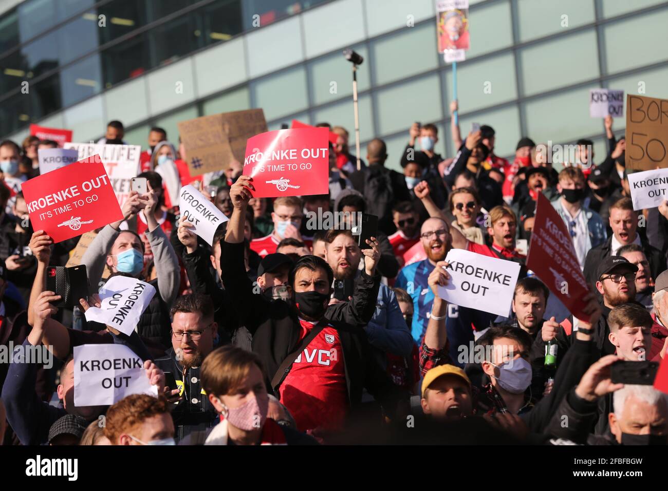 Londres, Angleterre, Royaume-Uni. 23 avril 2021. Des centaines de fans d'Arsenal se sont rassemblés devant le stade Emirates de Londres dans une manifestation « Kroenke Out » demandant au propriétaire du club Stanley Kroenke de partir. Les propriétaires des six grands clubs de football britanniques, dont Arsenal, sont devenus la cible de fans après leur tentative infructueuse de former une Super League européenne la semaine dernière. Credit: Tayfun Salci/ZUMA Wire/Alay Live News Banque D'Images