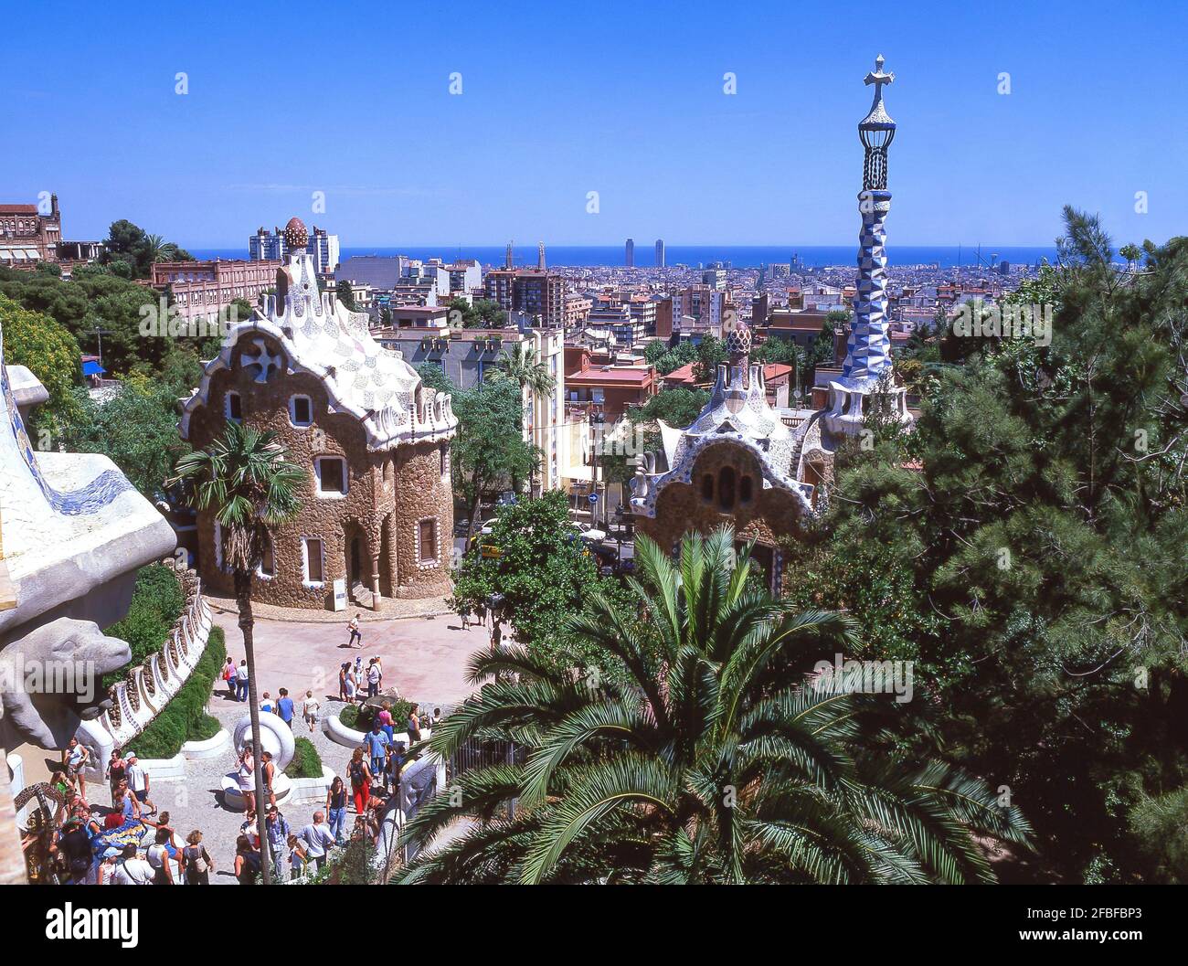 Vue sur la ville depuis la terrasse principale, le parc Guell, le quartier de Gràcia, Barcelone, province de Barcelone, Catalogne, Espagne Banque D'Images