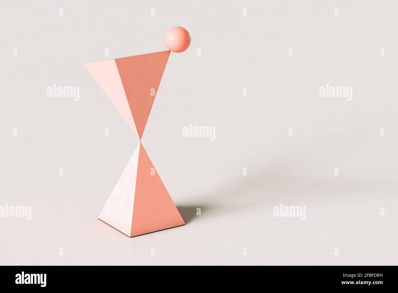 Pyramides abstraites roses avec une sphère d'équilibrage sur le dessus contre arrière-plan de couleur crème Banque D'Images