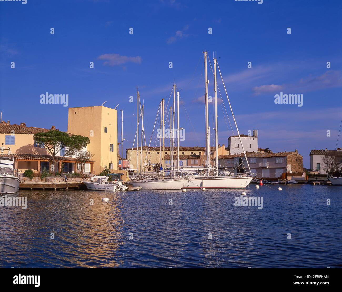 Vue du port et quai, Port Grimaud, Var, Provence-Alpes-Côte d'Azur, France Banque D'Images