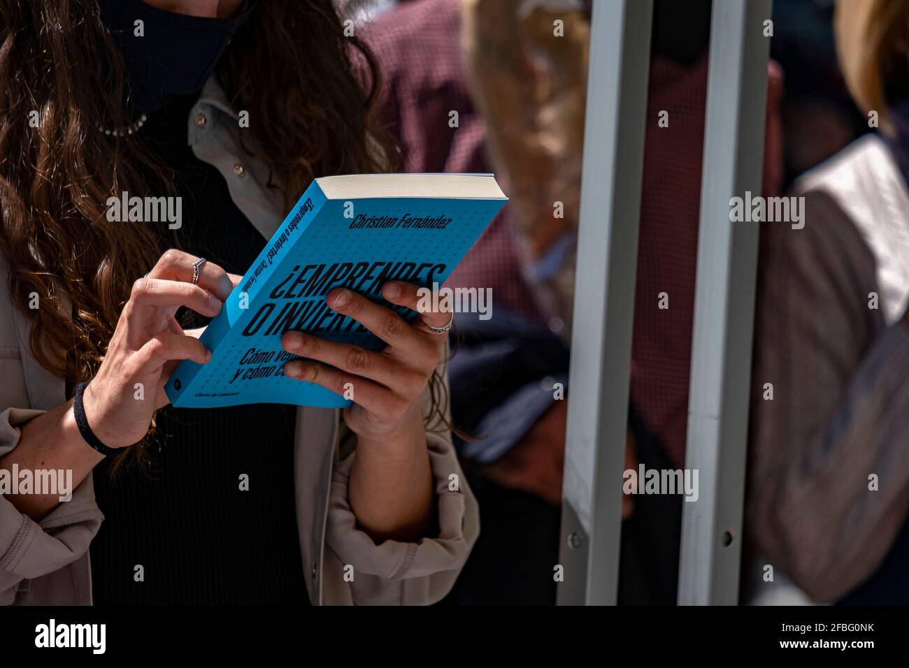 Barcelone, Espagne. 23 avril 2021. Une femme est vue feuilleter un livre avant de l'acheter pendant le jour de Sant Jordi, le festival du livre.malgré le contrôle de capacité et les mesures de distance dues à la pandémie de Covid, Barcelone récupère avec succès la fête de Sant Jordi, patron saint de Catalogne, avec le jour traditionnel de la vente de livres et de roses. (Photo par Paco Freire/SOPA Images/Sipa USA) crédit: SIPA USA/Alay Live News Banque D'Images