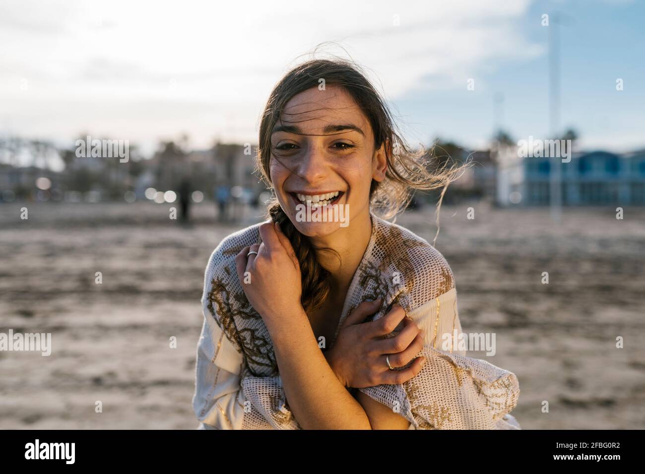 Jeune femme joyeuse à la plage Banque D'Images