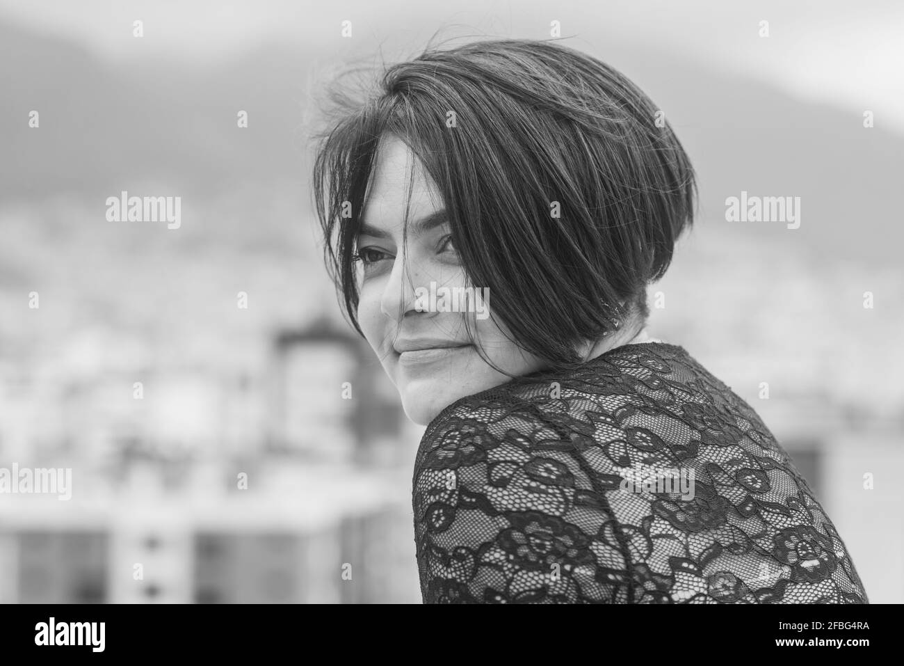Danseuse de flamenco souriante, vue sur l'extérieur Banque D'Images