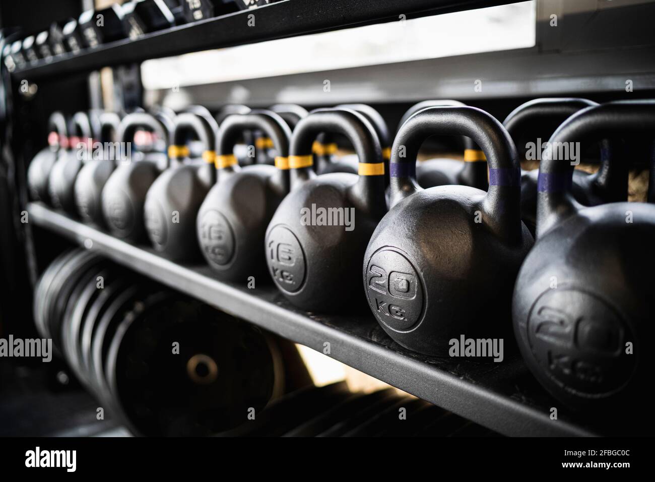 Rangée de kettlebells sur le support de gym Banque D'Images