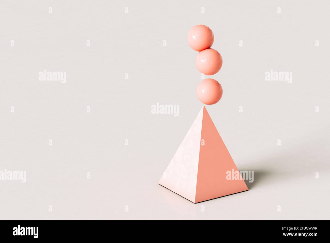 Pyramide abstraite rose avec trois sphères en équilibre sur le dessus arrière-plan de couleur crème Banque D'Images