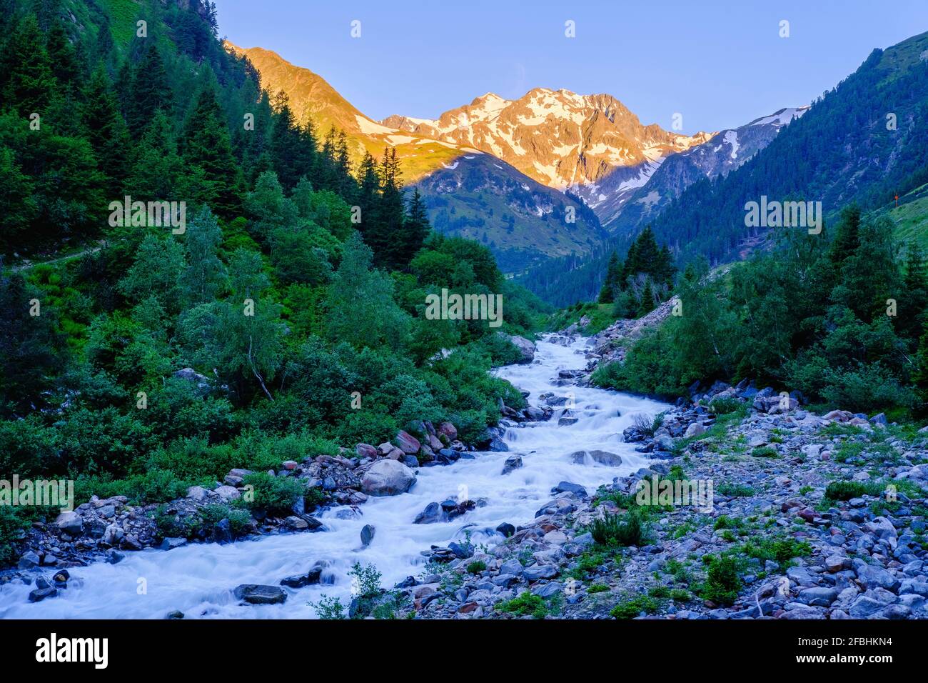 APLs de Stubai dans la lumière du matin avec la rivière Ruetz, vallée de Stubai, Tyrol, Autriche Banque D'Images