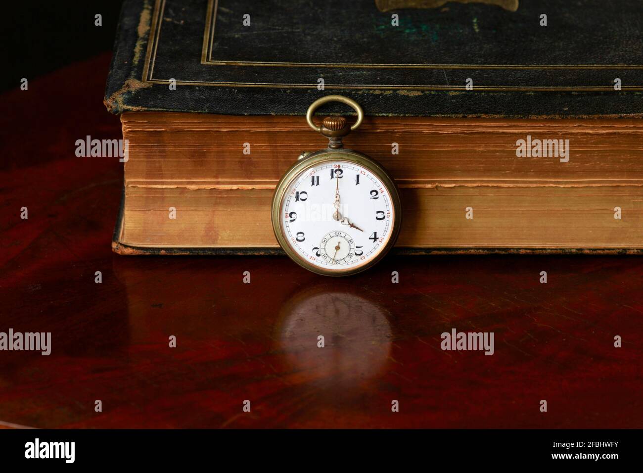 Studio photo d'un ancien livre et d'une montre de poche ancienne Banque D'Images