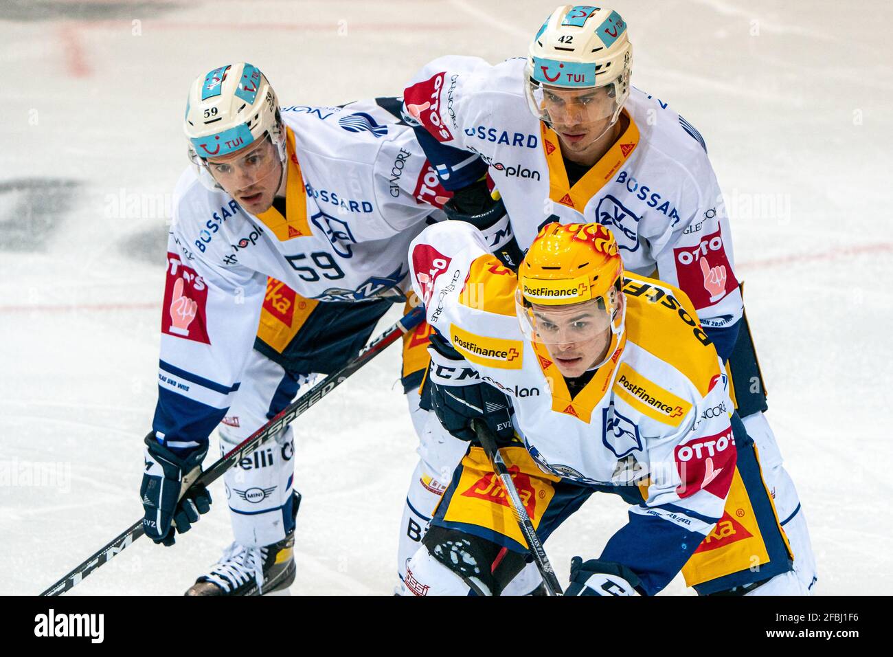Le buteur de PostFinance Gregory Hofmann # 15 (EV Zug), Tobias Geisser # 42 (EV Zug) et Dario Simion # 59 (EV Zug) lors du match de hockey sur glace quart-final de la Ligue nationale 6 entre SC Berne et EV Zug le 23 avril 2021 dans le stade PostFinance à Berne. (Photo de Philipp Hegglin/Just Pictures/Sipa USA) Banque D'Images