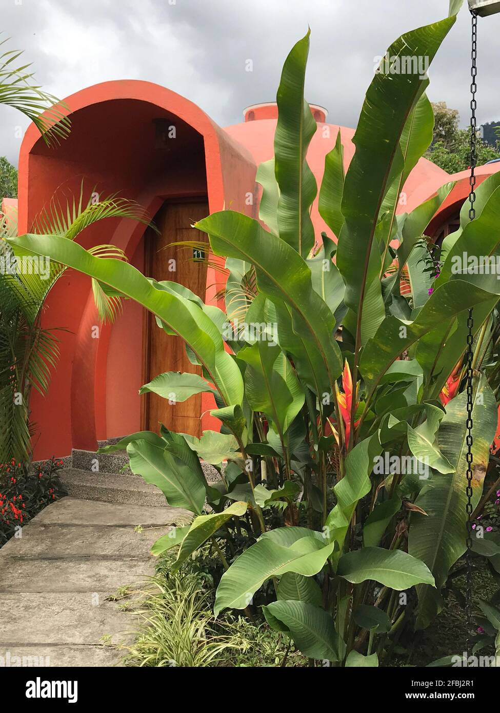 Sisakuna Lodge à Mindo, en Equateur, un hôtel écologique dans une région avec des excursions d'observation des oiseaux tropicaux Banque D'Images