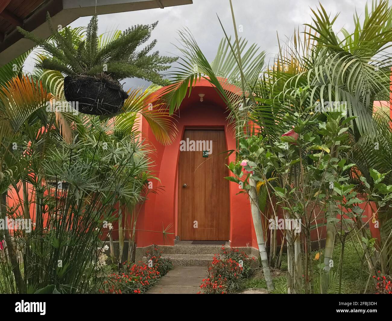 Sisakuna Lodge à Mindo, en Equateur, un hôtel écologique dans une région avec des excursions d'observation des oiseaux tropicaux Banque D'Images