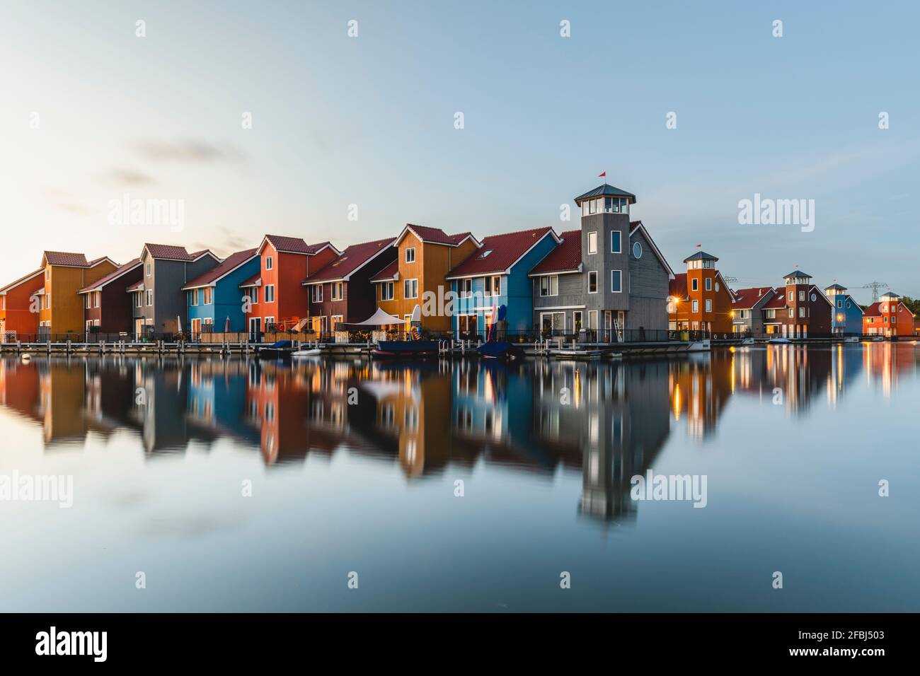 Pays-Bas, Groningen, maisons colorées du port de Reitdiephaven Banque D'Images