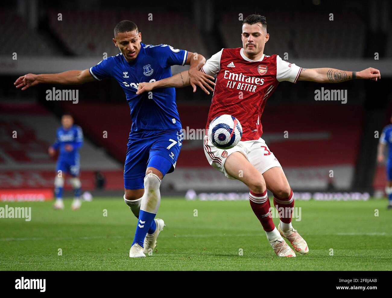 Richarlison d'Everton (à gauche) et Granit Xhaka d'Arsenal se battent pour le ballon lors du match de la Premier League au stade Emirates, Londres. Date de la photo: Vendredi 23 avril 2021. Banque D'Images