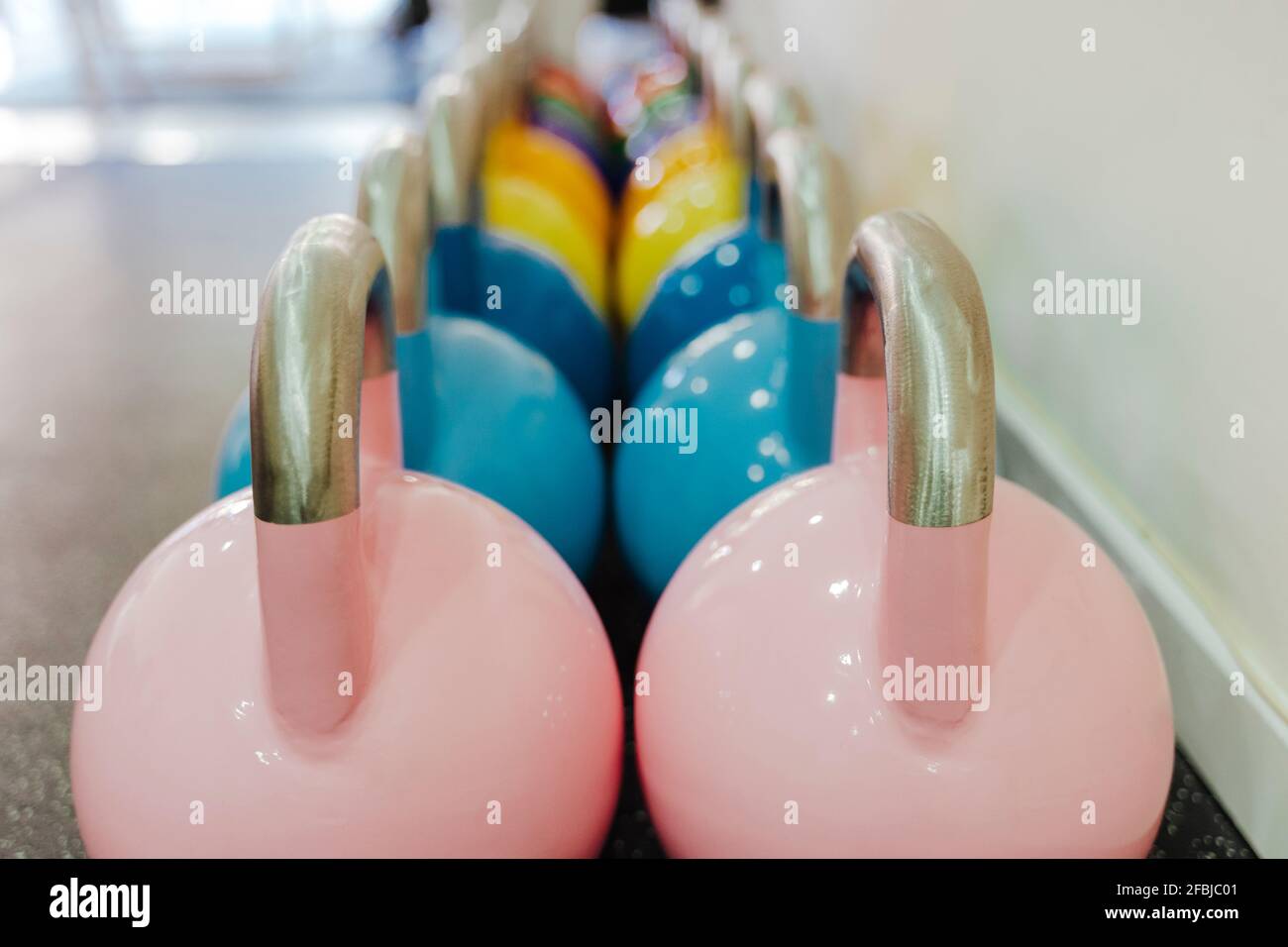 Appareils d'exercice multicolores dans la salle de sport Banque D'Images