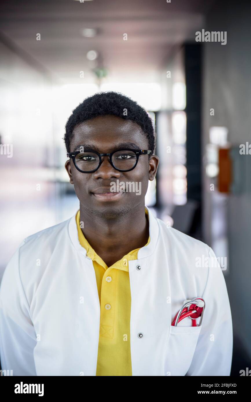 Jeune homme professionnel de la santé debout à l'hôpital Banque D'Images