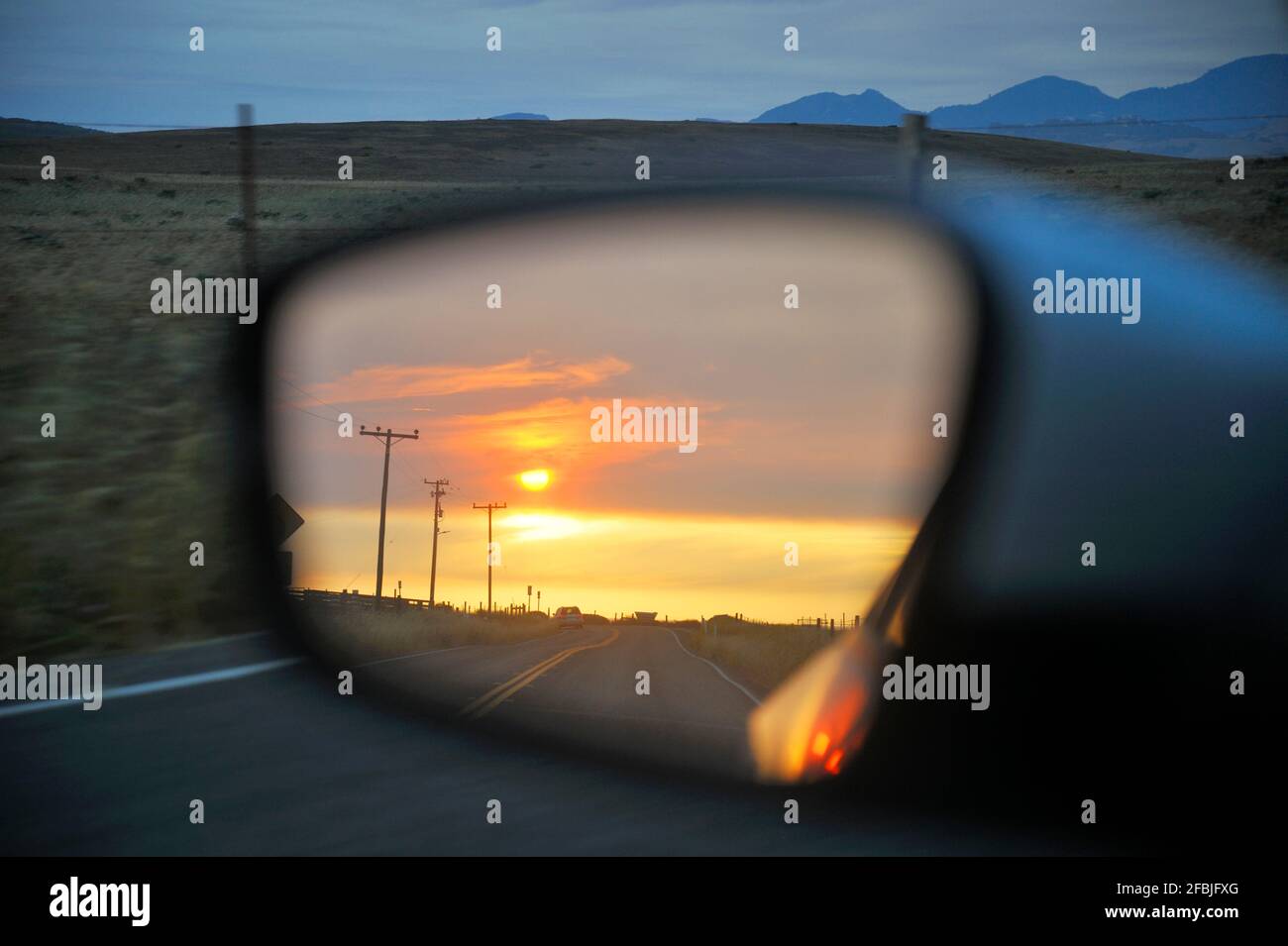 États-Unis, Californie, regardant dans le rétroviseur intérieur sur Green Valley Road au coucher du soleil Banque D'Images
