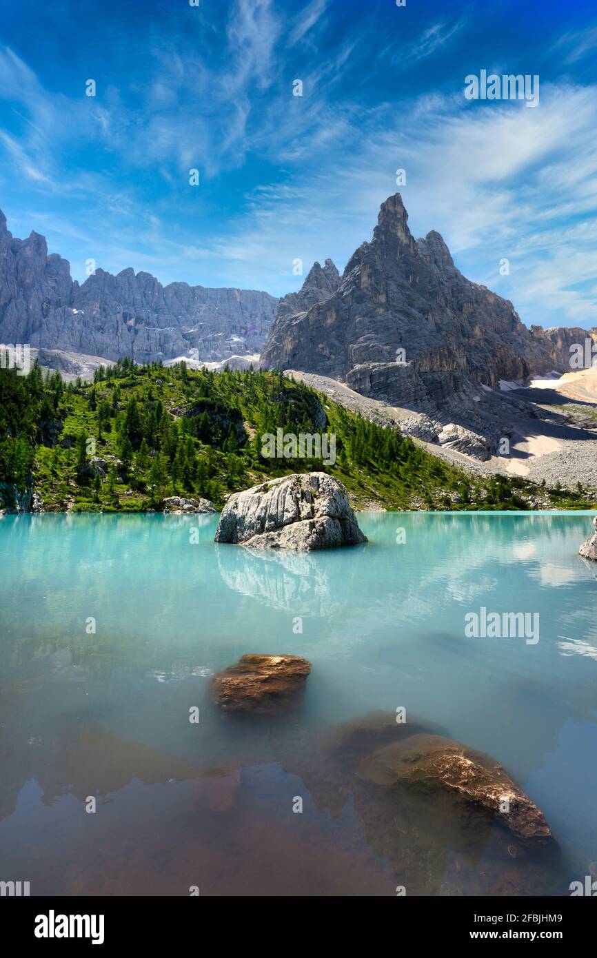 Italie, Dolomites, Vénétie, Mont Sorapis dominant le lac Sorapis Banque D'Images