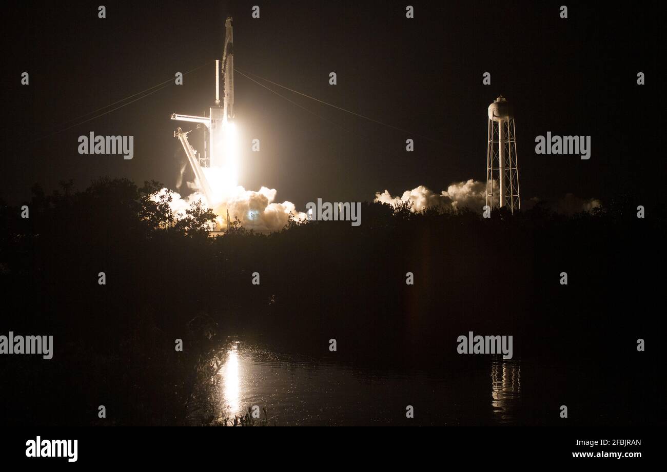 Cape Canaveral, Floride, États-Unis. 23 avril 2021. Une fusée SpaceX Falcon 9 transportant le vaisseau spatial Crew Dragon se soulève en transportant la mission SpaceX Crew-2 de la NASA à la Station spatiale internationale depuis le complexe de lancement 39A au Centre spatial Kennedy le 23 avril 2021 à Cape Canaveral, en Floride. L'équipage des astronautes de la NASA Shane Kimbrough et Megan McArthur, de l'astronaute de l'ESA Thomas Pesquet et de l'astronaute JAXA Akihiko Hoshide passera six mois à bord de l'avant-poste orbital. Credit: Planetpix/Alamy Live News Banque D'Images