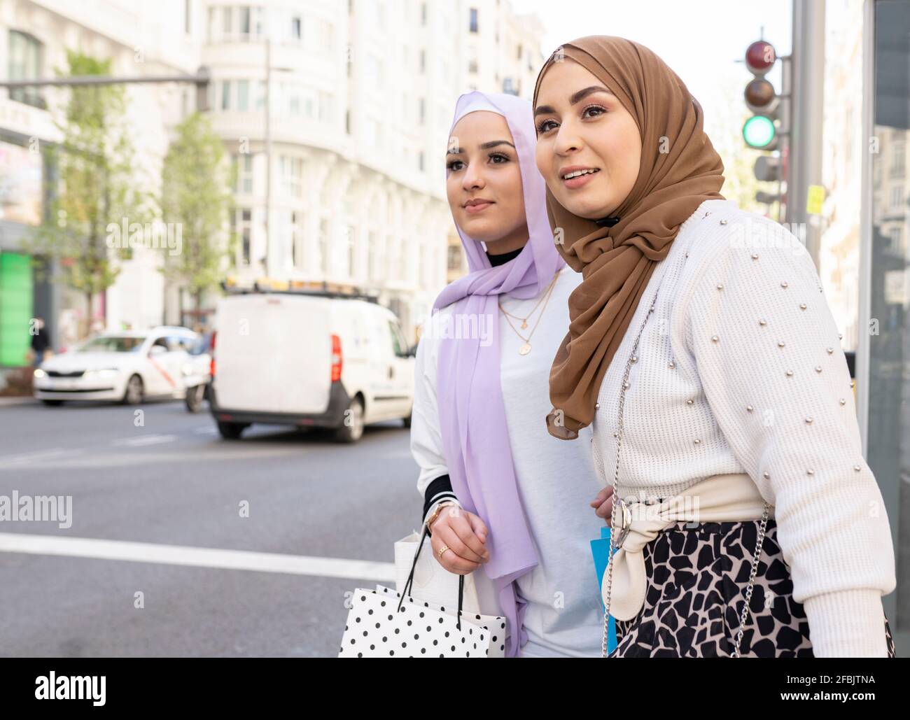 Femmes arabes à la recherche d'un tour en ville Banque D'Images