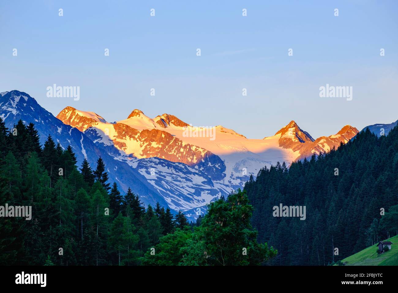 APLs de Stubai avec la montagne Zuckerhutl dans la lumière du matin, vallée de Stubai, Tyrol, Autriche Banque D'Images