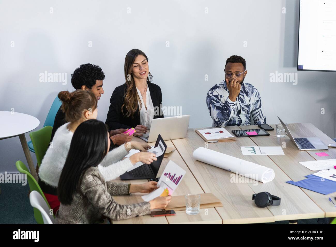 Équipe d'entrepreneurs en réunion au bureau de création Banque D'Images