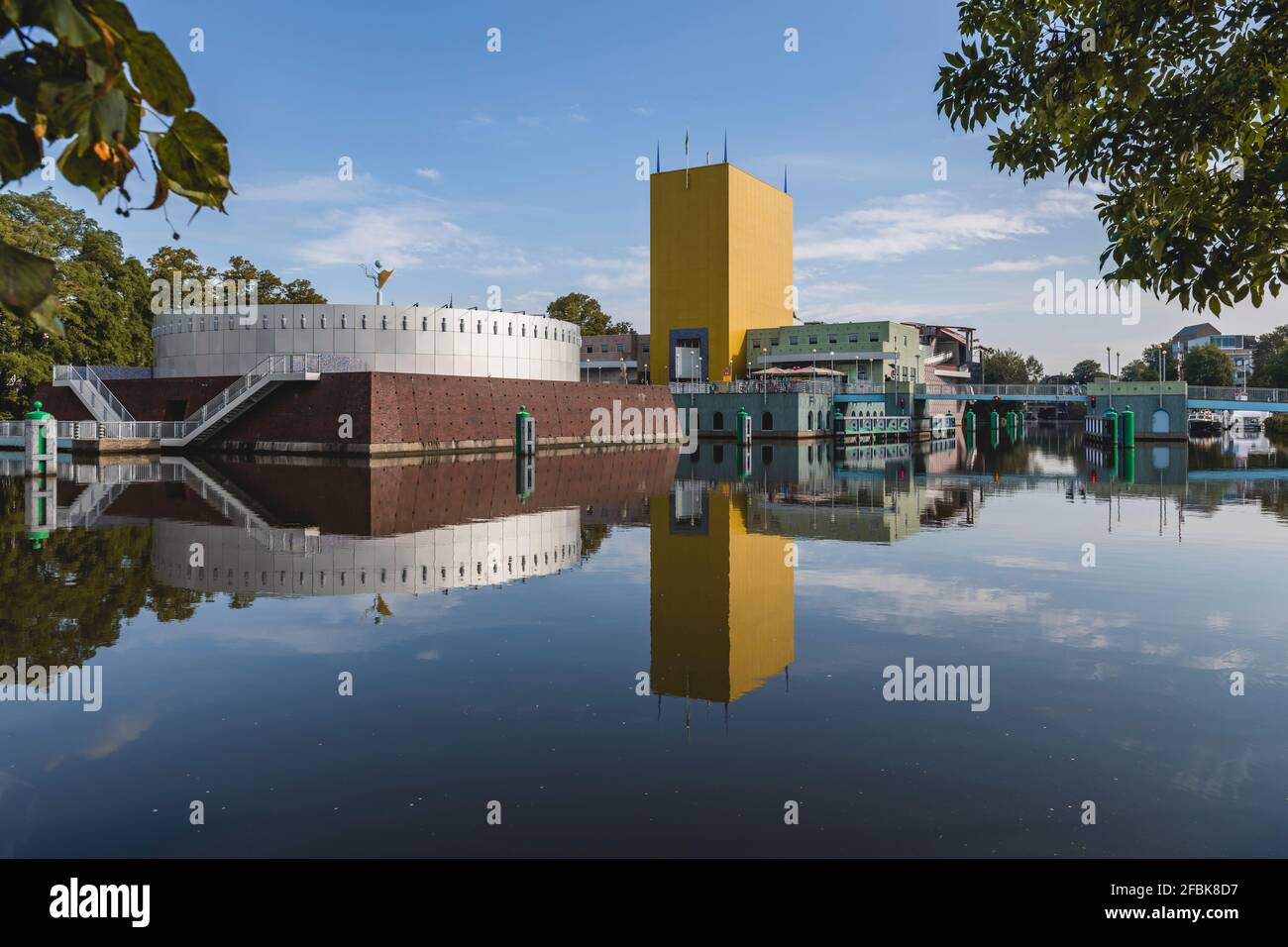Pays-Bas, Groningen, Groninger Museum se reflétant à Verbindingskanaal Banque D'Images