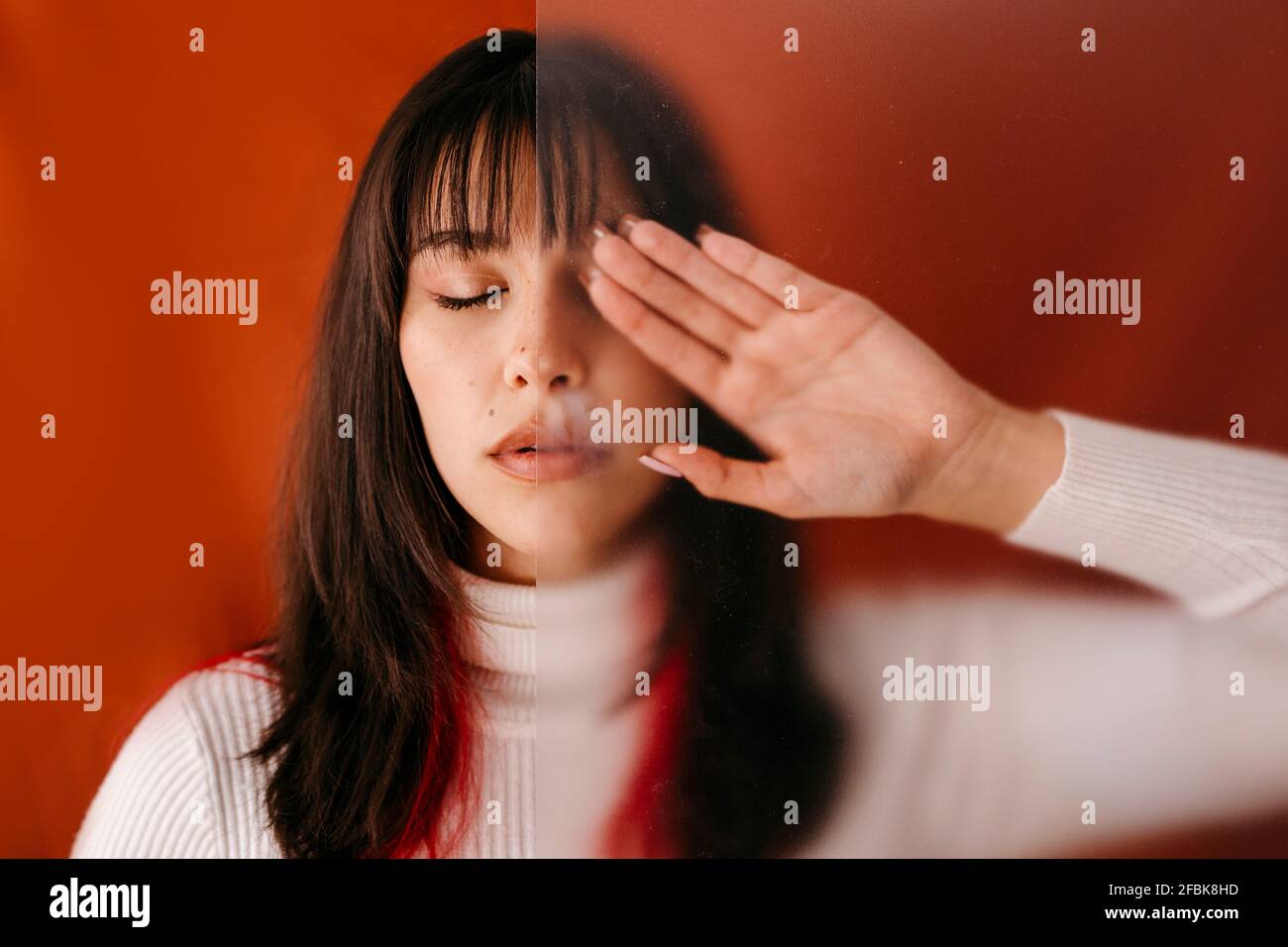 Femme Avec Les Yeux Fermés Touchant La Feuille De Plastique Photo Stock -  Alamy