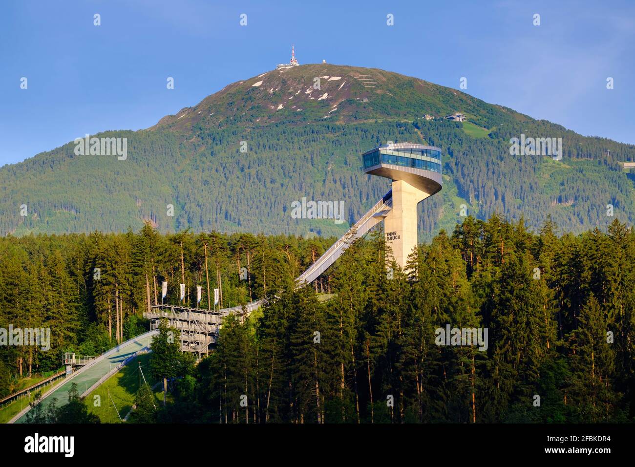 Bergisel ski saut à la colline avec Patschekofel montagne en arrière-plan, Tyrol, Autriche Banque D'Images