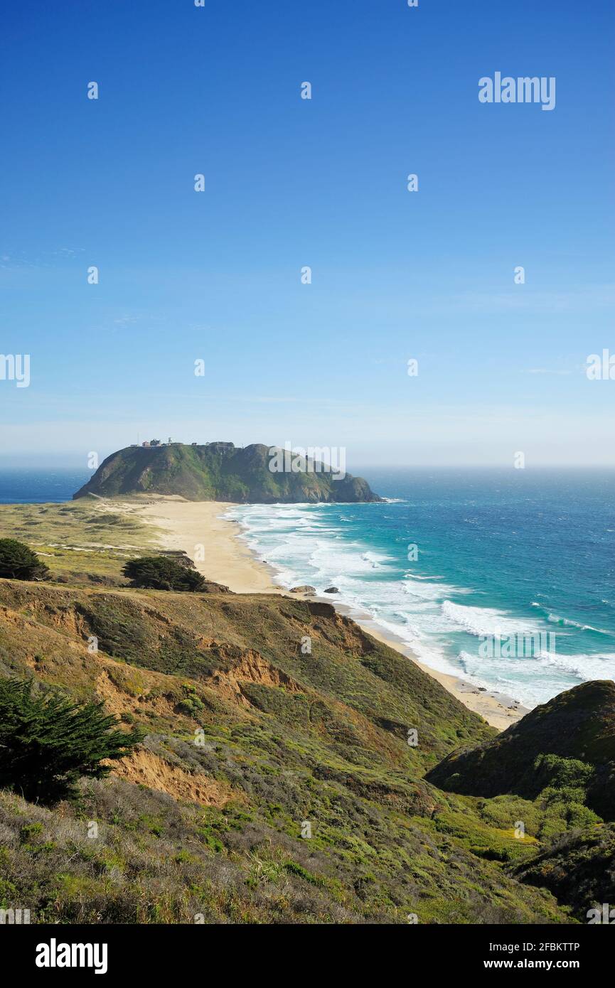 USA, Californie, Big sur, point sur Lighthouse avec plage de sable et océan bleu Banque D'Images