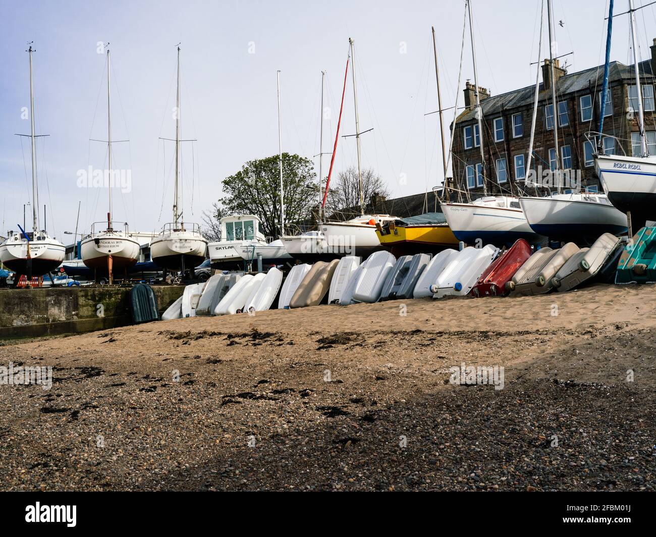 Un mélange d'embarcations de plaisance ou de yachts alignés le long du quai dans le port de Fisherrow près d'Édimbourg. Banque D'Images