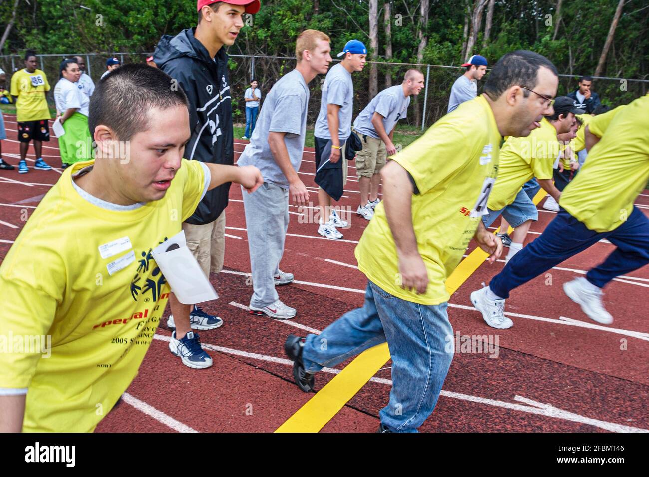 Florida North Miami FIU campus Jeux olympiques spéciaux d'été, mentalement handicapés ligne de départ pied course homme hommes, Banque D'Images
