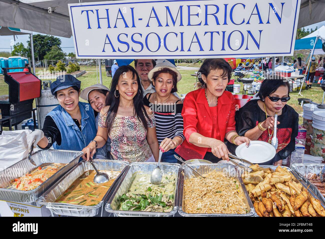 Miami Florida, Homestead fruit & Spice Park, foire des festivals de la culture asiatique, cuisine asiatique féminine thaïlandaise servant à préparer la vente de l'exposition alimentaire, vendeur b Banque D'Images